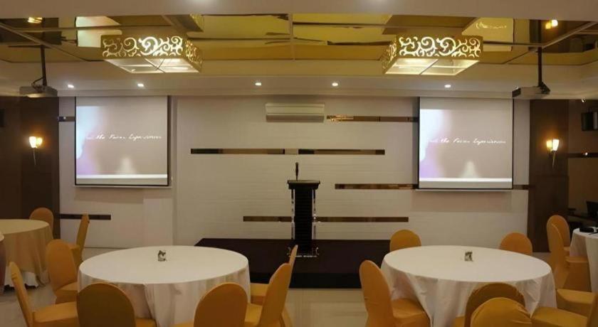 Favor Hotel Makassar City Center By Life Exterior foto