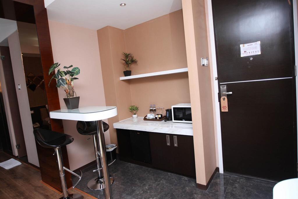Favor Hotel Makassar City Center By Life Exterior foto