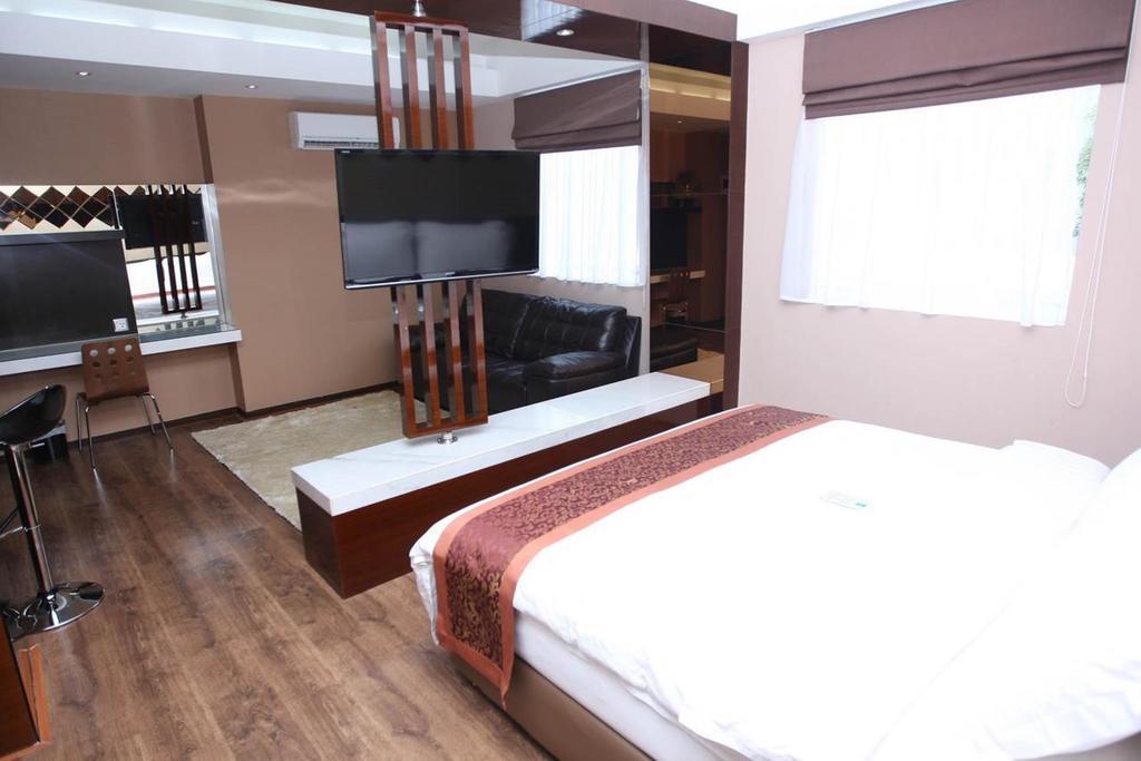 Favor Hotel Makassar City Center By Life Exterior foto