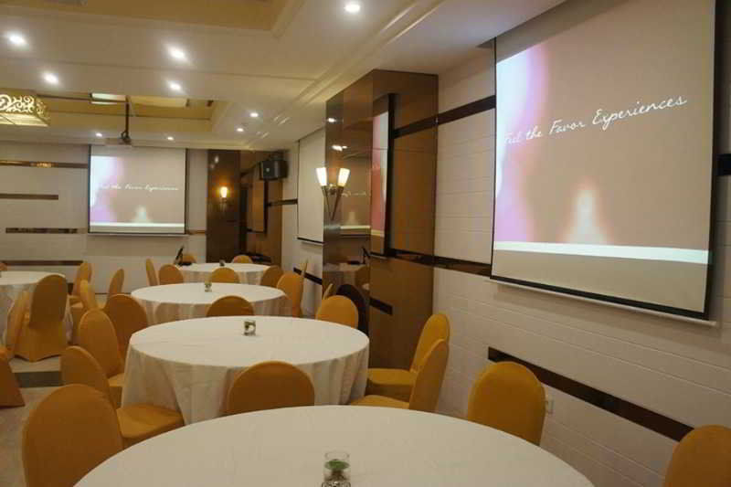 Favor Hotel Makassar City Center By Life Exterior foto