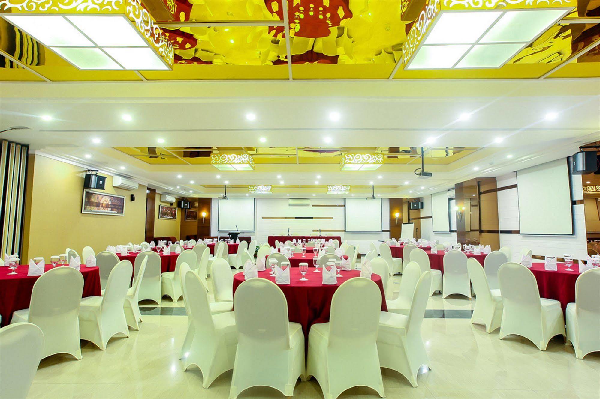 Favor Hotel Makassar City Center By Life Exterior foto