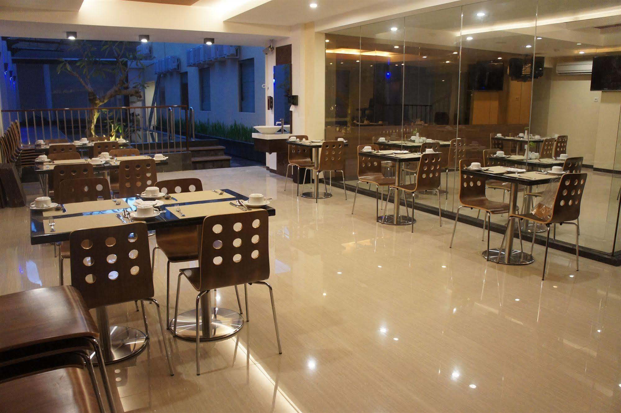 Favor Hotel Makassar City Center By Life Exterior foto